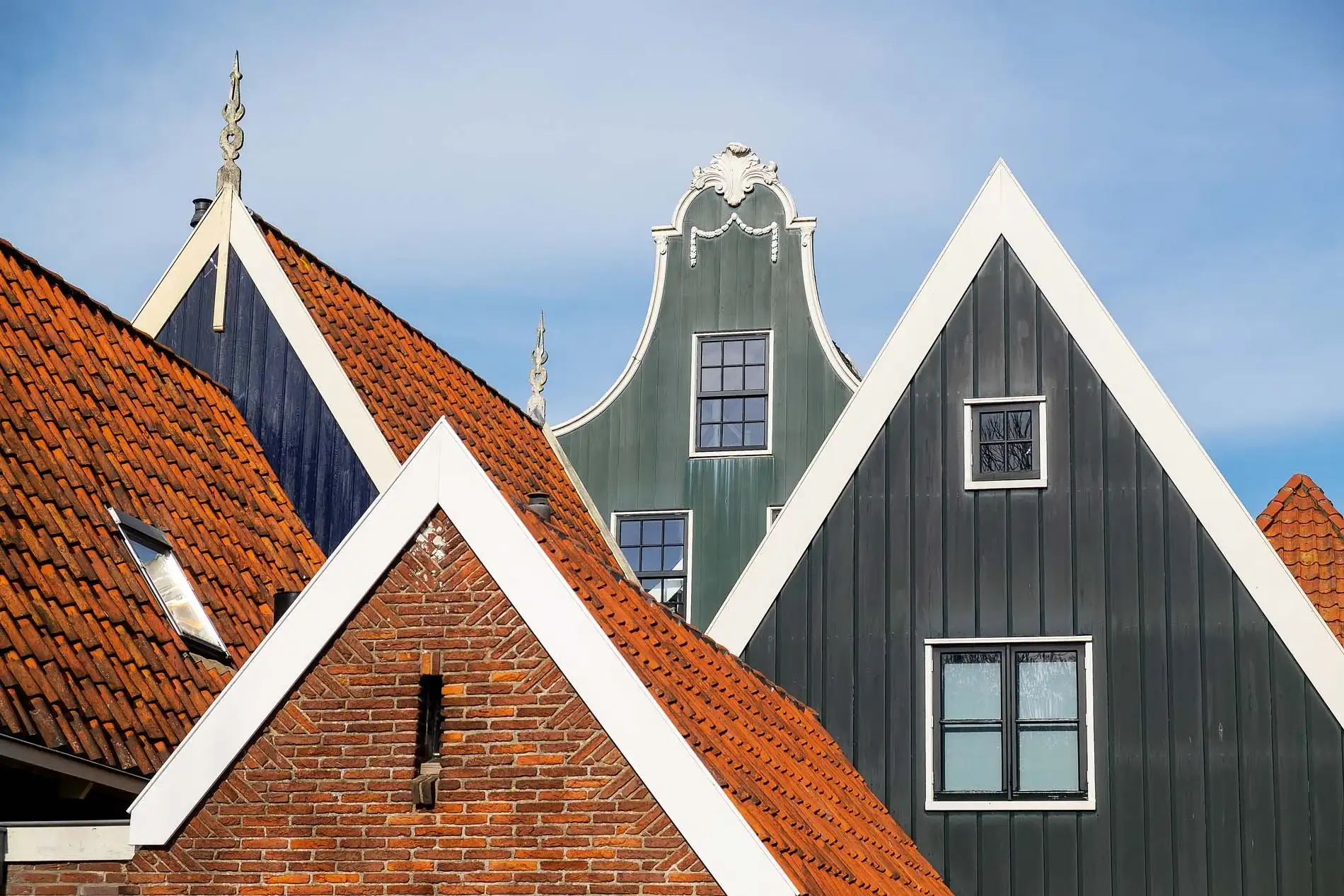Gevels van oranje, groene en zwarte huizen